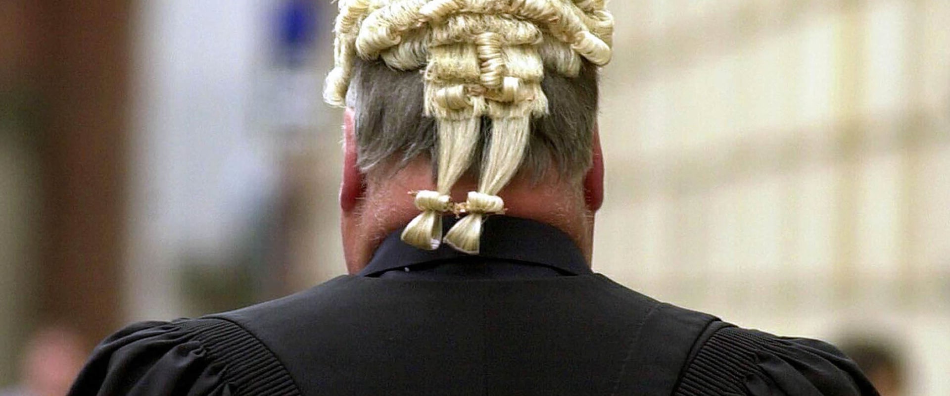 What do top lawyers charge per hour?